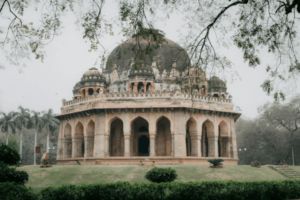 लोधी गार्डन का ऐतिहासिक मकबरों और हरियाली से भरा दृश्य